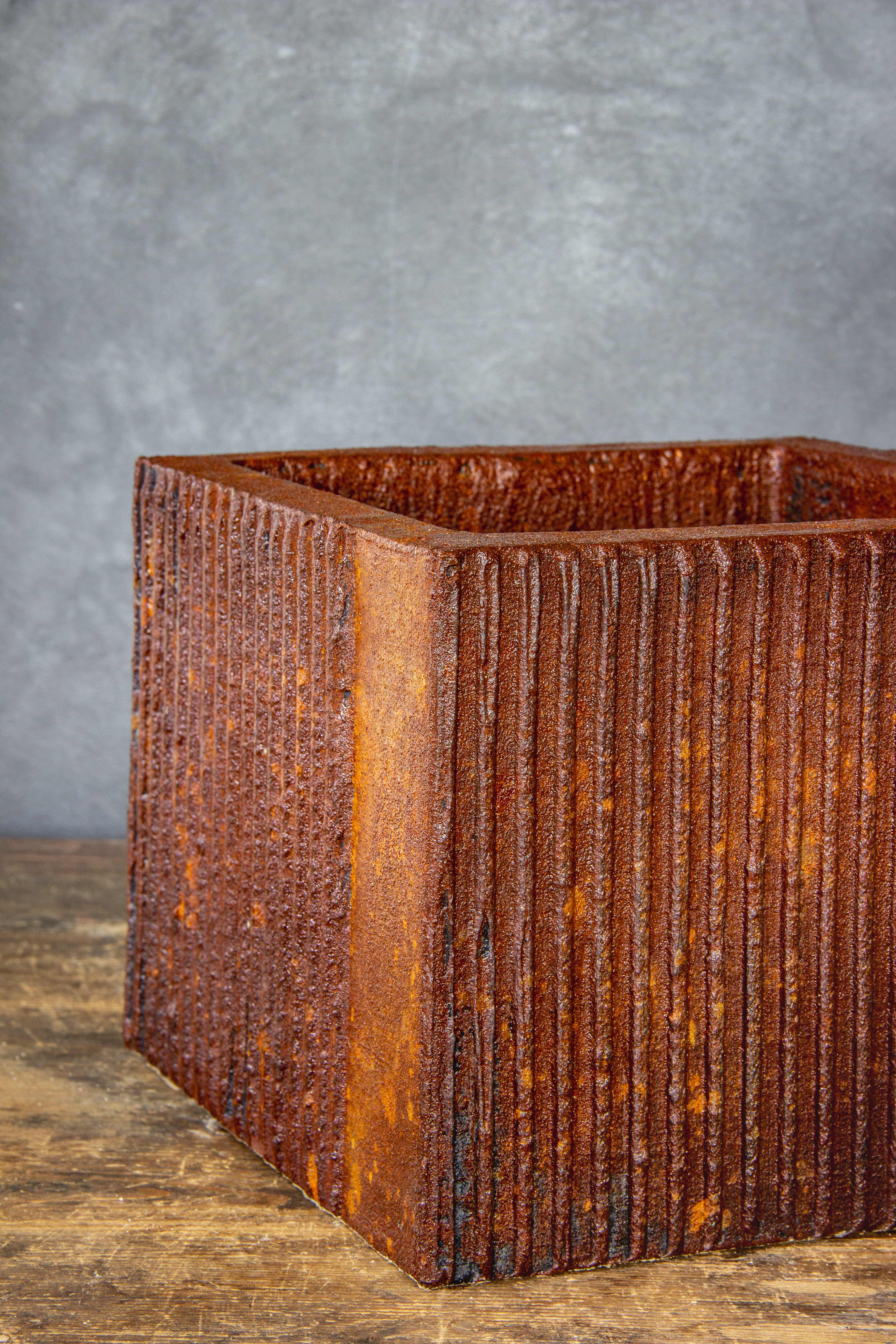 Osłonka z pionowymi rowkami w kolorze kortenu, rustykalna i ręcznie wykonana